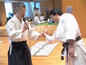 Додзё-тё Сусуму Чино объясняет технику айкидо котегаеши